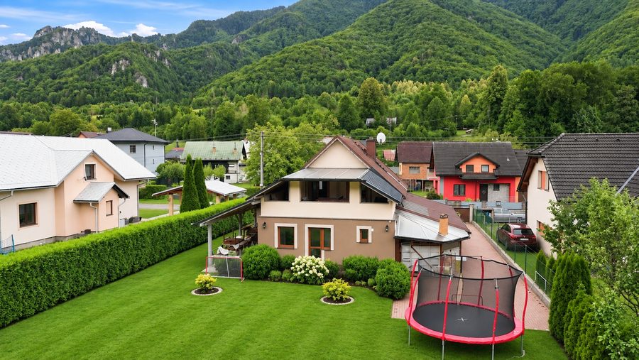 Pohľad z dronu na dom a záhradu s trampolínou