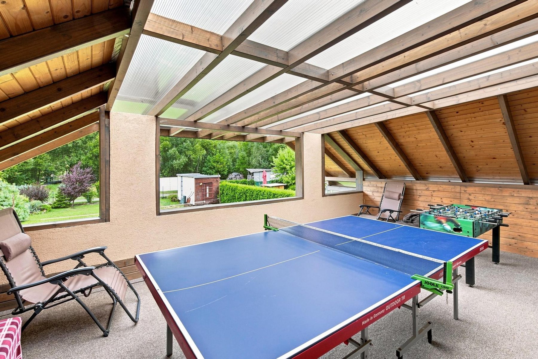 Stolný tenis a stolný futbal na krytej terase na poschodí